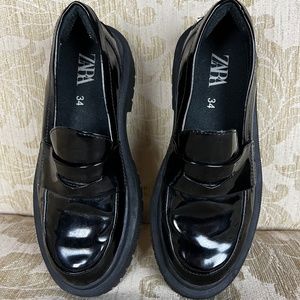 ZARA Girls Loafers with lugged Sole size 34. 2.5US Black